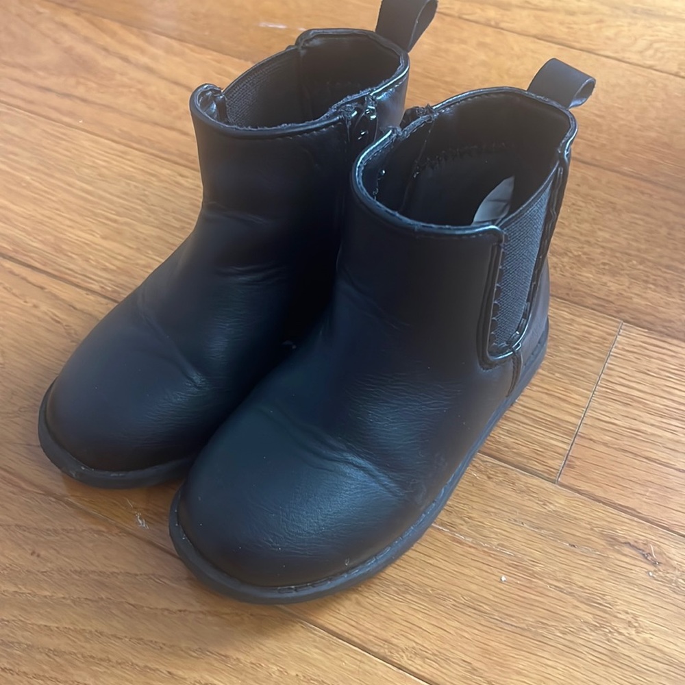 Lightly used old navy boots size 8 black